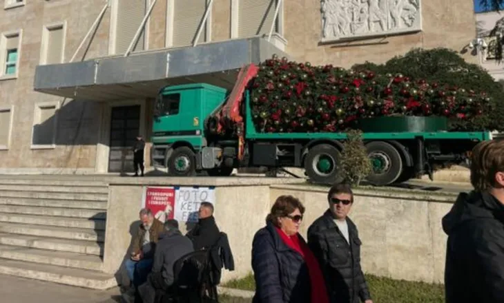 VIDEO/ Hiqet pema e Krishtlindjeve para Kryeministrisë, shkak protesta e opozitës