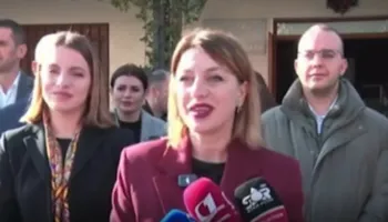Video/ “Ju lutem edhe një herë, më falni!”, prefektja e Shkodrës ngatërron urimin e Krishtlindjes, gazetarët i kujtojnë që është ‘live’
