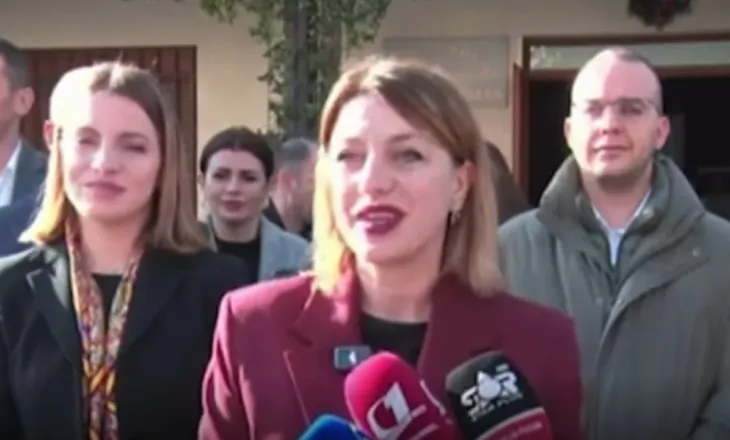 Video/ “Ju lutem edhe një herë, më falni!”, prefektja e Shkodrës ngatërron urimin e Krishtlindjes, gazetarët i kujtojnë që është ‘live’