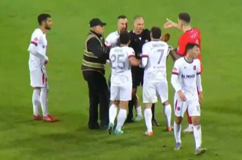 VIDEO/ Kaos pas ndeshjes në “Elbasan Arena”, ndërhyn policia