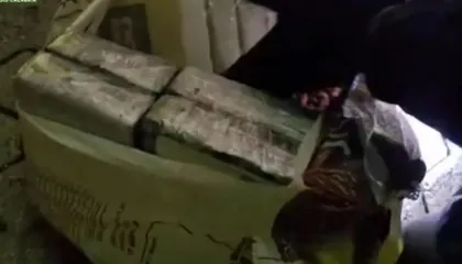 VIDEO/ Kapen 435 kg kokainë me vlerë 70 mln euro! Nuhatja e qenve zbuloi ngarkesën që vinte nga Amerika Latine, ja ku ishte fshehur…