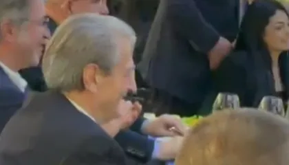 Video/ Këngë e valle për Berishën, simpatizantët e PD e “djegin” para liderit demokrat në Elbasan