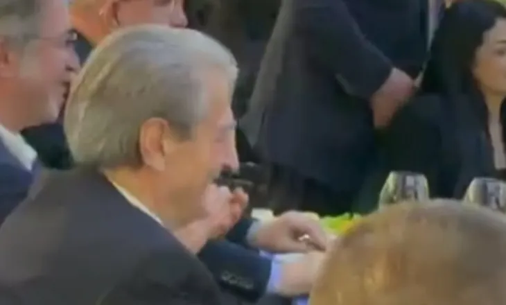 Video/ Këngë e valle për Berishën, simpatizantët e PD e “djegin” para liderit demokrat në Elbasan