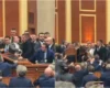 Video/ Korreshi bllokohet në Kuvend, deputeti demokrat “shpërthen” në ofendime ndaj Gardës