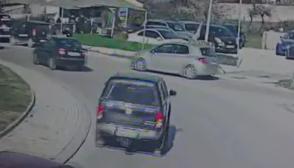 VIDEO/ Ky është momenti ku efektivët e policisë dhunohen nga tre persona në Vlorë