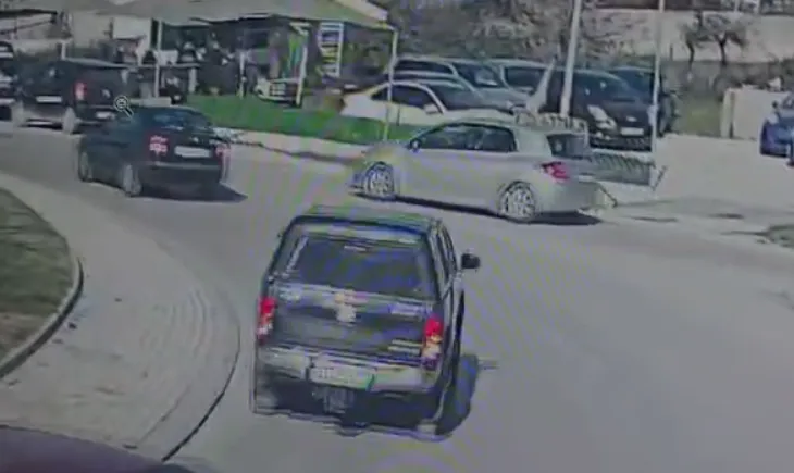 VIDEO/ Ky është momenti ku efektivët e policisë dhunohen nga tre persona në Vlorë