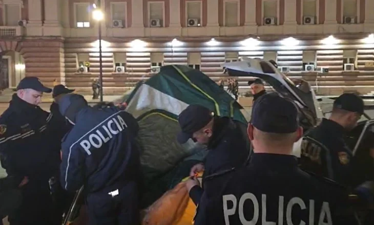 VIDEO / Lapaj si Basha, ngre çadër para Kryeministrisë! Policia ndërhyn dhe e heq me forcë