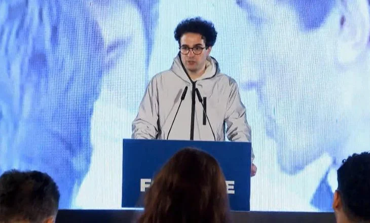 VIDEO/ Mbështetësi i Berishës del në foltore dhe harron fjalimin, i riu: Më falni