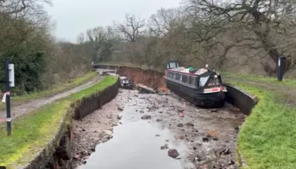 Video/ Momenti kur një gropë “thith” varkat në një kanal në Britani