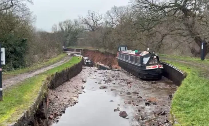 Video/ Momenti kur një gropë “thith” varkat në një kanal në Britani