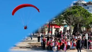 VIDEO / Në Himarë, Babagjyshi zbret nga qielli me parashutë