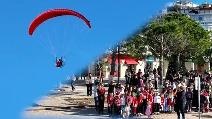 VIDEO / Në Himarë, Babagjyshi zbret nga qielli me parashutë