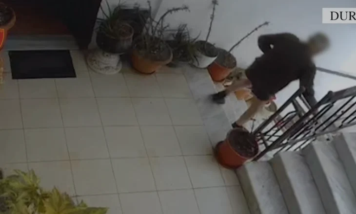 VIDEO/ “Nëpër shkallë me shkop në dorë…”, Tentoi të vriste bashkëshorten, arrestohet 76-vjeçari në Durrës
