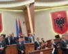 Video/ “O doktor, shih sa bukur duket kur bashkëqeverisni me ne”, deputeti i PS nxjerr pamjet nga sherri brenda Parlamentit