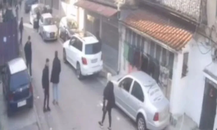 VIDEO-Parandalohet ngjarja e rëndë, sërish grupe të miturish konfliktohen me thika nëpër duar: Eja pas mësimit ‘sqarohemi’