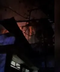 VIDEO/ Përfshihet nga flakët një banesë në Vlorë, shkaqet ende të panjohura