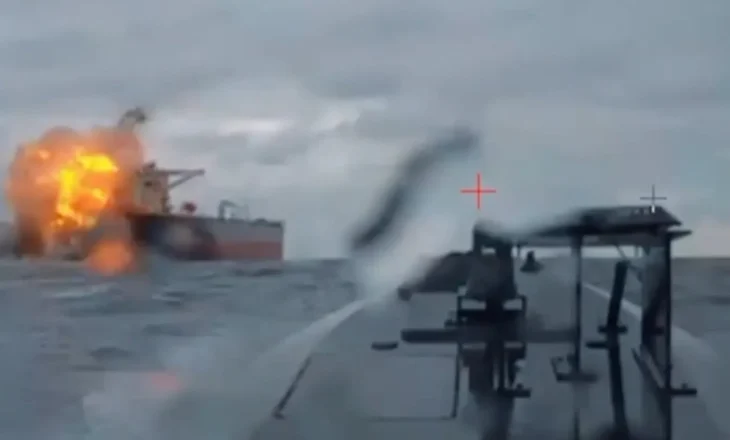 Video/ Pjesë e ‘Flotës Fantazmë’ të Rusisë, goditet anija cisternë e naftës në Detin e Zi, dronët ujorë ukrainas shkaktojnë dëme të rënda