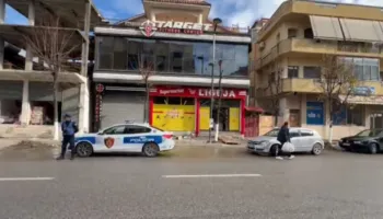 Video/ Plagosja e biznesmenit me thikë në Kavajë, pamje nga vendi ku ndodhi ngjarja