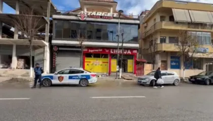 Video/ Plagosja e biznesmenit me thikë në Kavajë, pamje nga vendi ku ndodhi ngjarja