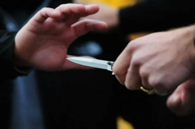 VIDEO-Plagosja në Kavajë, detajet e reja/ “Më jep para ose…”, autori goditi me thikë biznesmenin dhe dëmtoi fasadën e marketit