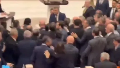 VIDEO- Plas sherri në parlamentin turk/ Deputetët e partisë së Erdogan dhe të opozitës përleshen me grushte gjatë diskutimeve për buxhetin