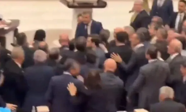VIDEO- Plas sherri në parlamentin turk/ Deputetët e partisë së Erdogan dhe të opozitës përleshen me grushte gjatë diskutimeve për buxhetin