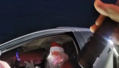 Video/ Po nxitonte të “shpërndante dhuratat”, ‘Babagjyshi’ dhe zonja Claus ndalohen nga policia për tejkalim shpejtësie