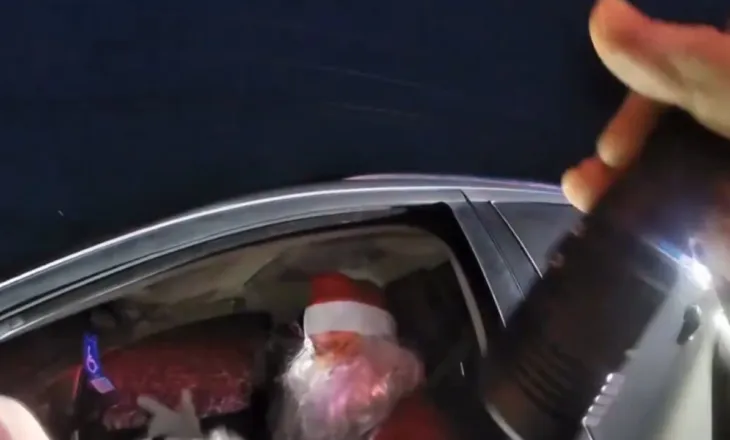 Video/ Po nxitonte të “shpërndante dhuratat”, ‘Babagjyshi’ dhe zonja Claus ndalohen nga policia për tejkalim shpejtësie