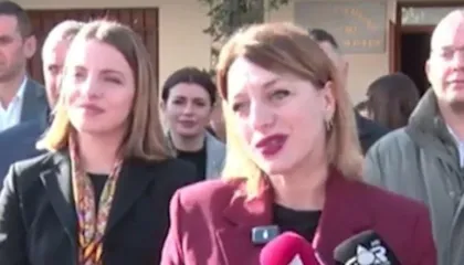 VIDEO-Prefektja e Shkodrës ngatërrohet me urimin për Krishtlindjen, gazetarët i kujtojnë që është LIVE: Dhe njëherë prej fillimi ju lutem