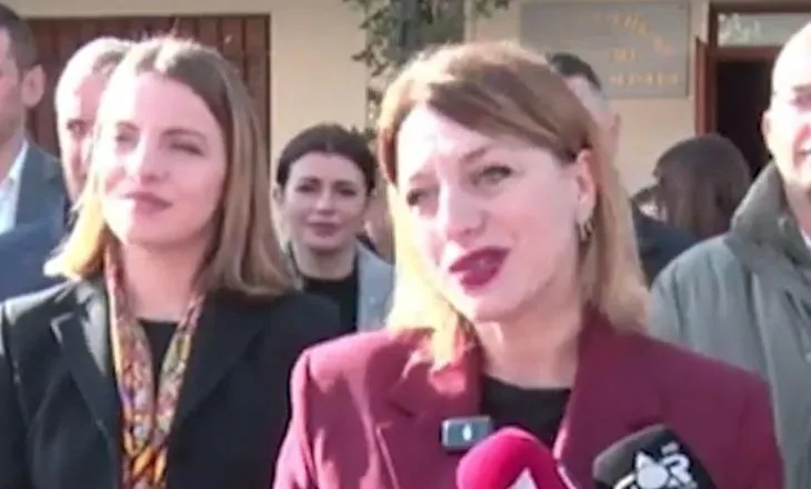 VIDEO-Prefektja e Shkodrës ngatërrohet me urimin për Krishtlindjen, gazetarët i kujtojnë që është LIVE: Dhe njëherë prej fillimi ju lutem