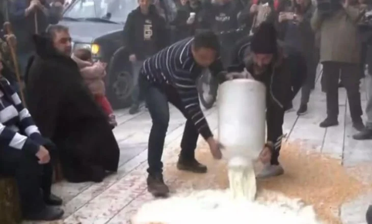 VIDEO: Protesta – Greqi, blegtorët derdhin qumësht në sheshin qendror të Larisës