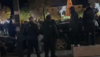 Video/ Qytetarët e Vlorës në revoltë për mungesën 72 orë të ujit, bllokojnë rrugën kryesore dhe përplasen me policinë