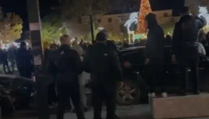 Video/ Qytetarët e Vlorës në revoltë për mungesën 72 orë të ujit, bllokojnë rrugën kryesore dhe përplasen me policinë
