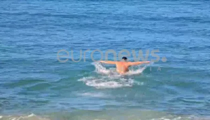 VIDEO/ Qytetarët sfidojnë temperaturat e ulëta, plazh në Vlorë në fund të dhjetorit