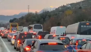 (VIDEO) Radhë kilometrike automjetesh, bllokohet autostrada Tiranë–Elbasan