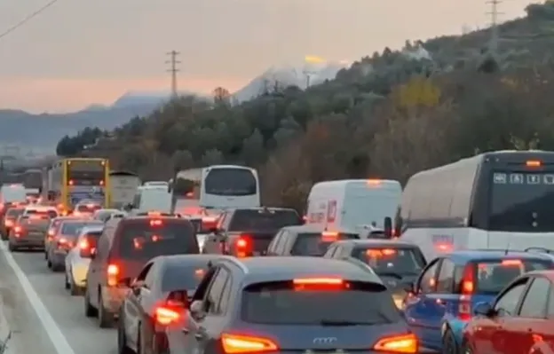 (VIDEO) Radhë kilometrike automjetesh, bllokohet autostrada Tiranë–Elbasan