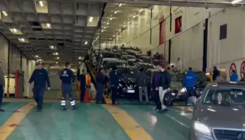 VIDEO/ Rikthehen emigrantët për festat e fundvitit, fluks pasagjerësh në portin e Vlorës