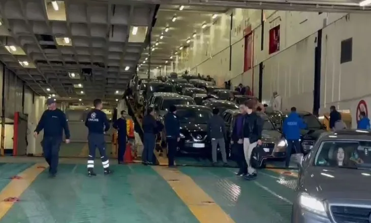 VIDEO/ Rikthehen emigrantët për festat e fundvitit, fluks pasagjerësh në portin e Vlorës