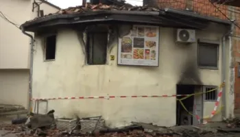 VIDEO-Shkrumbohet shtëpia në Prizren, humb jetën 1-vjeçari! Dëshmitarët: Tre fëmijët e tjerë i shpëtuam! Thyem derën por..