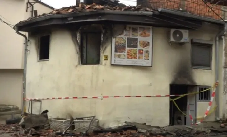 VIDEO-Shkrumbohet shtëpia në Prizren, humb jetën 1-vjeçari! Dëshmitarët: Tre fëmijët e tjerë i shpëtuam! Thyem derën por..