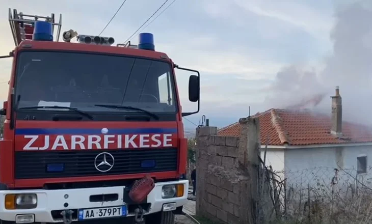 VIDEO-Shtëpia përfshihet nga flakët në Pogradec, ndodhej afër banesave të tjera. Dyshohet..