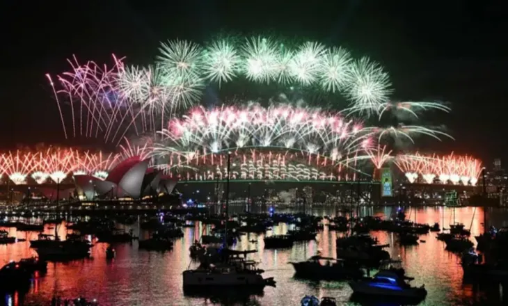 VIDEO/ Sidnei mirëpret vitin 2026 me një shfaqje spektakolare fishekzjarresh