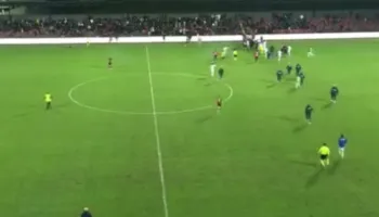 VIDEO/ Skandal në Vlorë, tifozët e Flamurtarit hyjnë në fushë dhe dhunojnë lojtarët e Teutës