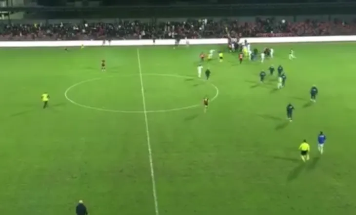 VIDEO/ Skandal në Vlorë, tifozët e Flamurtarit hyjnë në fushë dhe dhunojnë lojtarët e Teutës