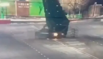 VIDEO/ Skena filmash në Kazakistan, shoferi humb kontrollin e mjetit teksa bënte ‘spektakël’ në mes të sheshit, rrëzon pemën e Krishtlindjes 12 metra të lartë