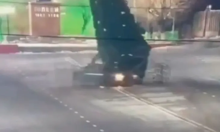 VIDEO/ Skena filmash në Kazakistan, shoferi humb kontrollin e mjetit teksa bënte ‘spektakël’ në mes të sheshit, rrëzon pemën e Krishtlindjes 12 metra të lartë