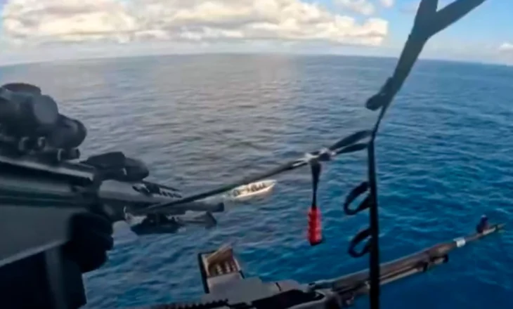 Video/ Snajperi i Rojes Bregdetare Amerikane qëllon me saktësi të pabesueshme një motoskaf me kokainë në Paqësor