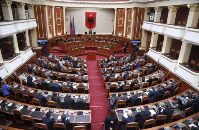 VIDEO-“S’pres që e mençura Zegjine të ketë mençurinë e Dritëroit”/ Debate në seancë, Çaushi “përplaset” me Blushin: Ai që të çon sms në tel…