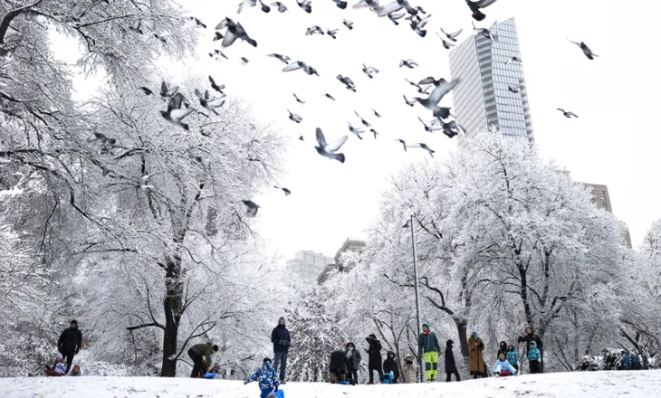 VIDEO-Stuhia e dëborës “ngrin” Nju Jorkun/ Anulohen fluturimet, kaos në transport! Gjendje e jashtëzakonshme në Nju Xhersi