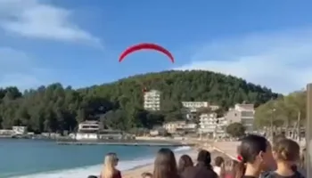 VIDEO/ Surprizohen fëmijët në Himarë, babagjyshi “zbret” nga ajri